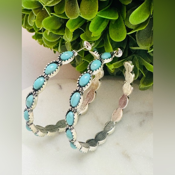 NWOT silver toned oval shaped Fashion Jewelry Earrings bohemian hinged closure - Picture 5 of 5